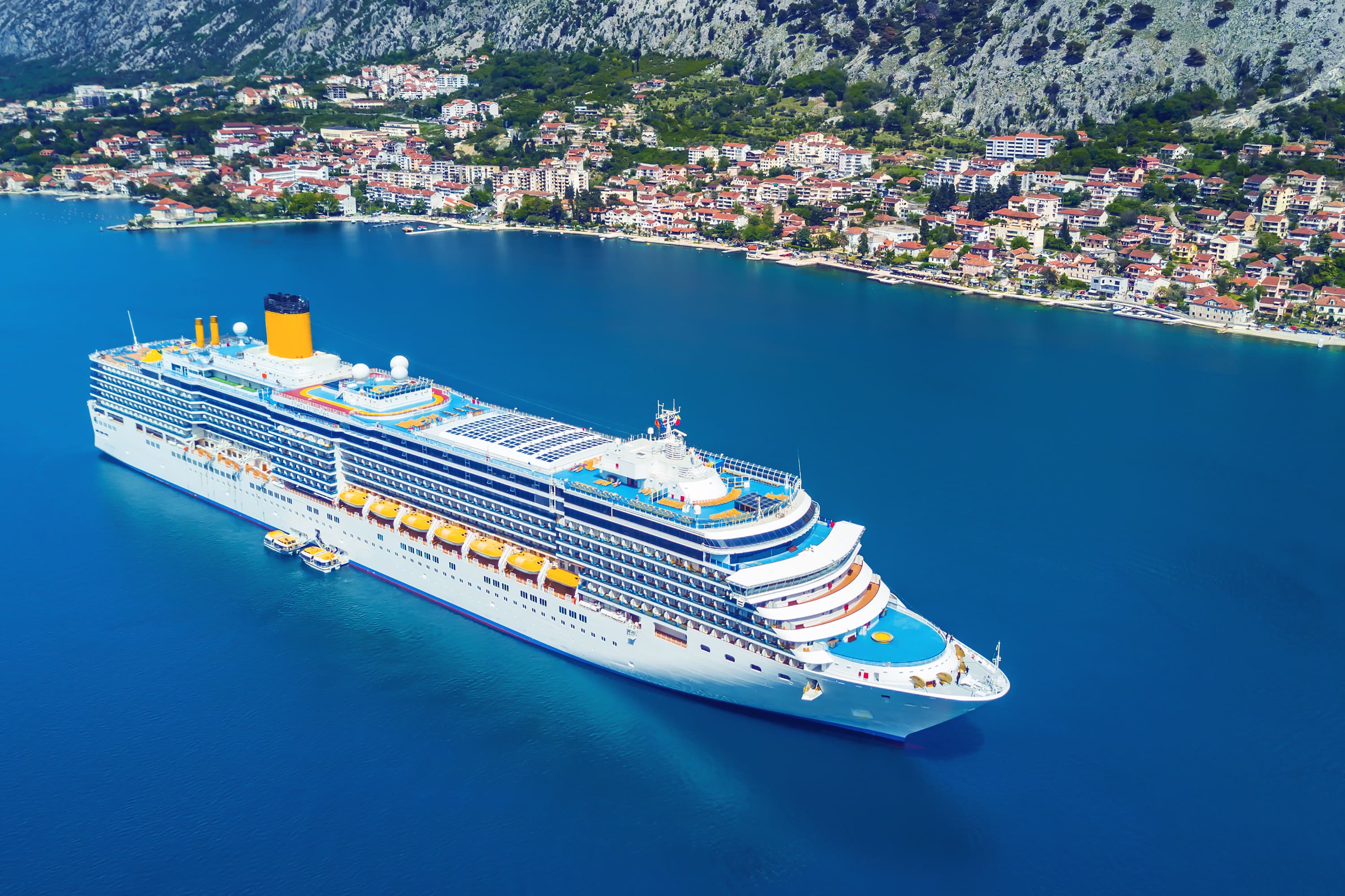 bateau de croisière près des côtes