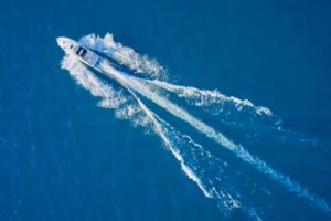 bateau de croisière en pleine mer