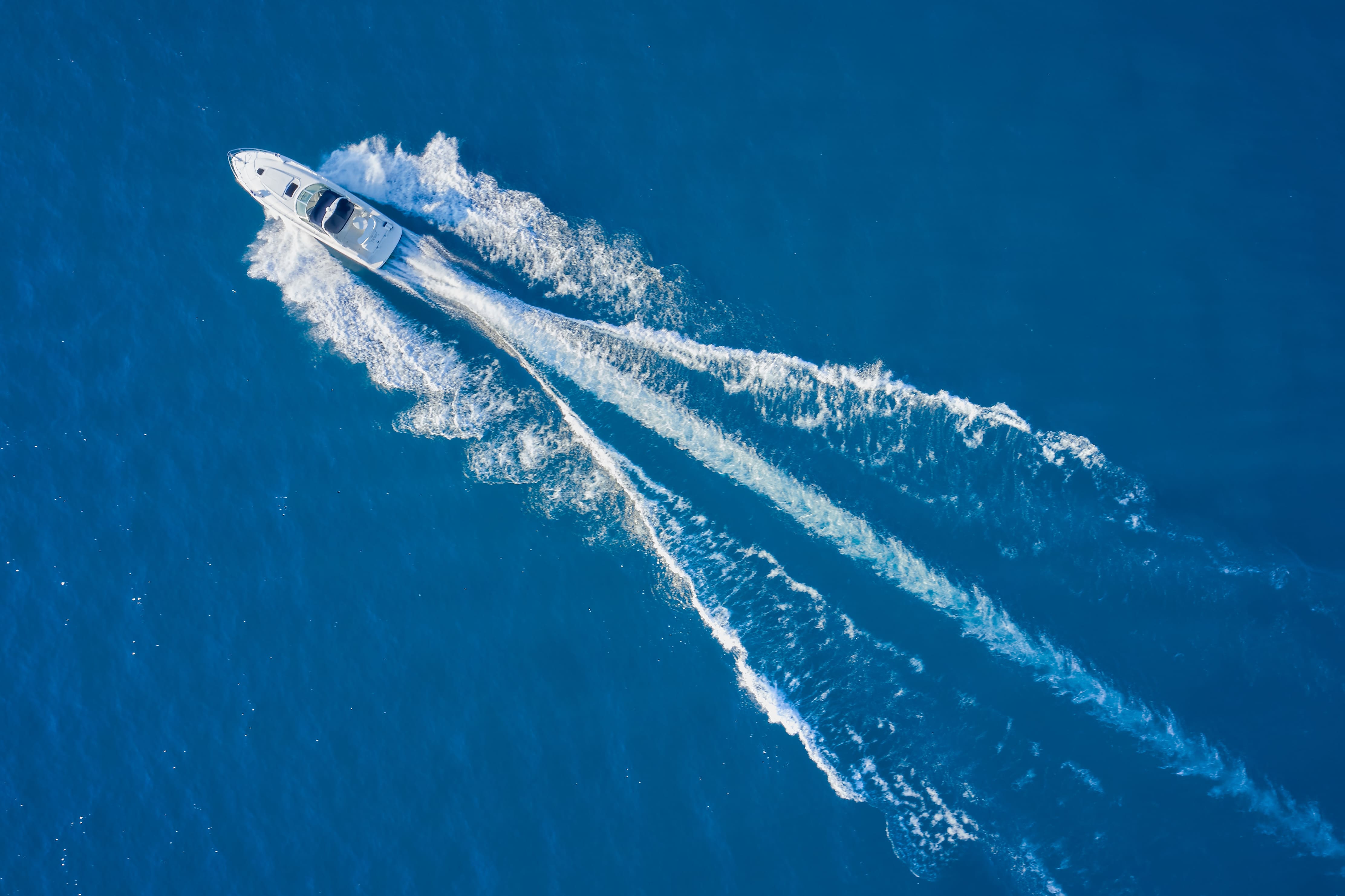bateau de croisière en pleine mer
